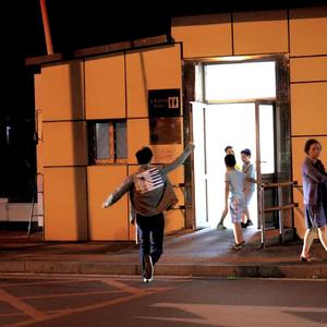 中国人激烈吮乳吃奶头
